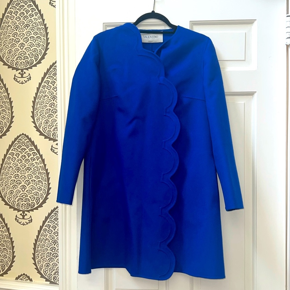 Never worn beautiful size 40 made in Italy Valentino coat. Gorgeous!